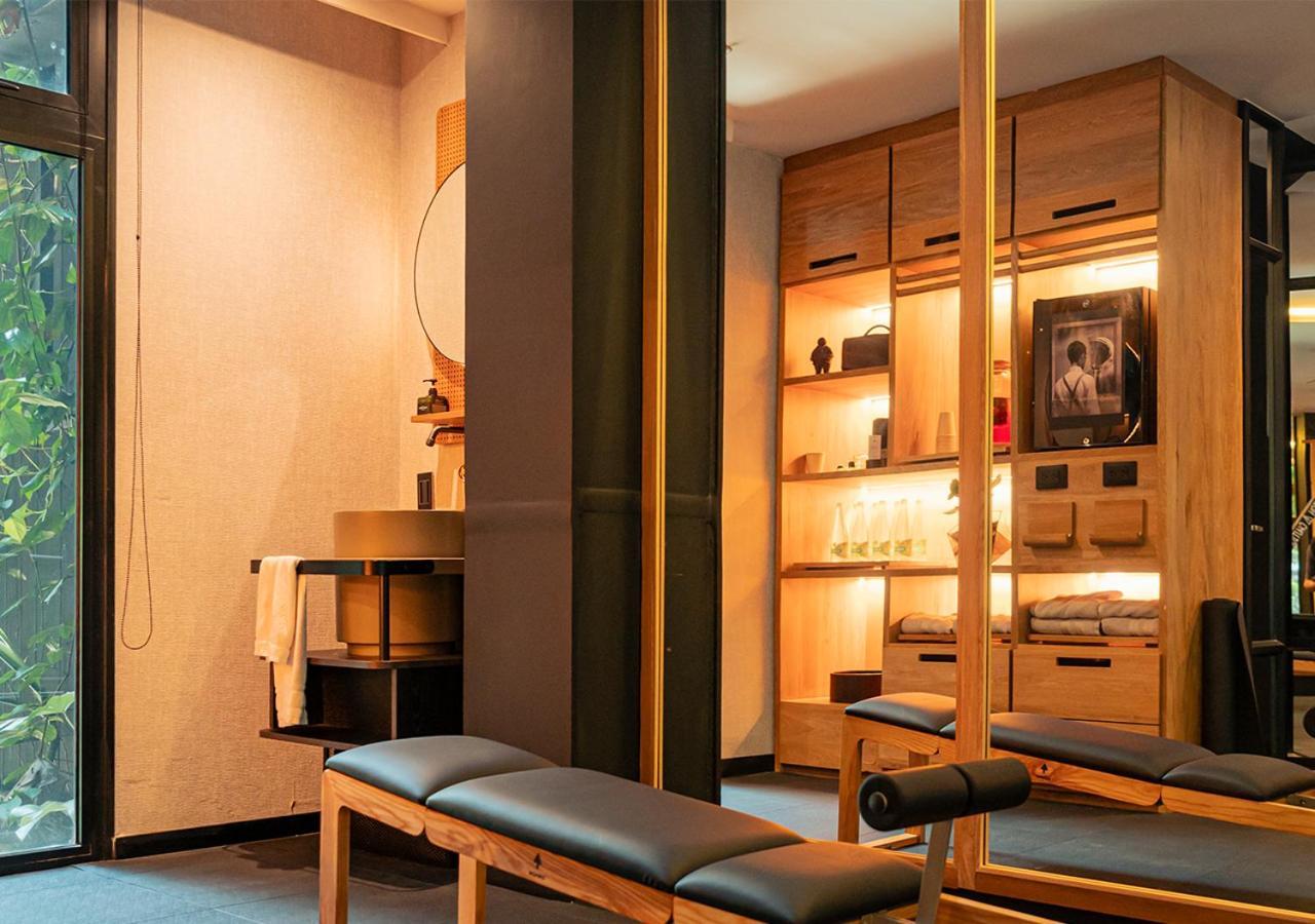 The Click Clack Hotel Медельїн Екстер'єр фото A treatment room at a chiropractor's office